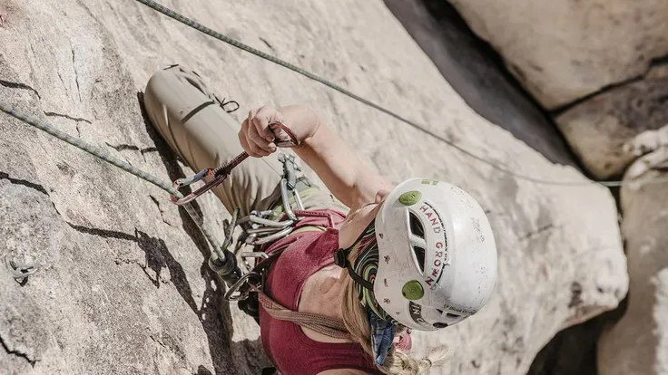 Mountain climbing helmet